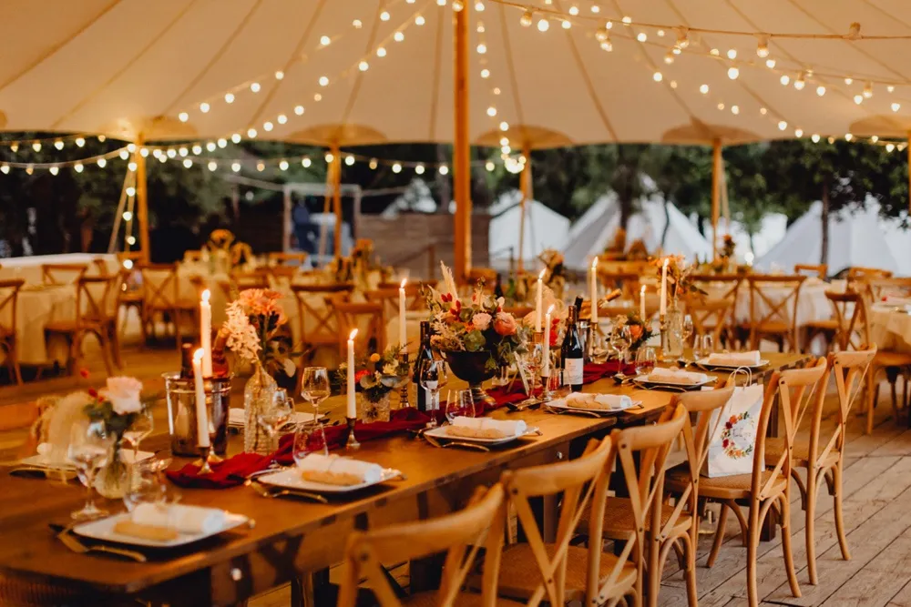 Dîner corporate sous tente événement professionnel gastronomique